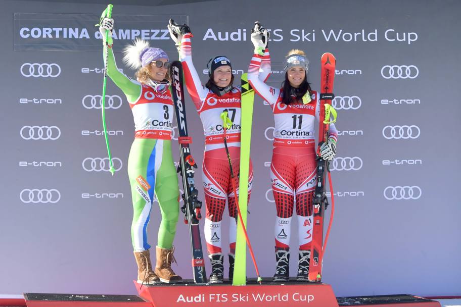 Il podio della discesa di Cortina: da sinistra la slovena Ilka Stuhec, la vincitrice Ramona Siebenhofer, austriaca come la terza classificata Sthepanie Venier. Afp